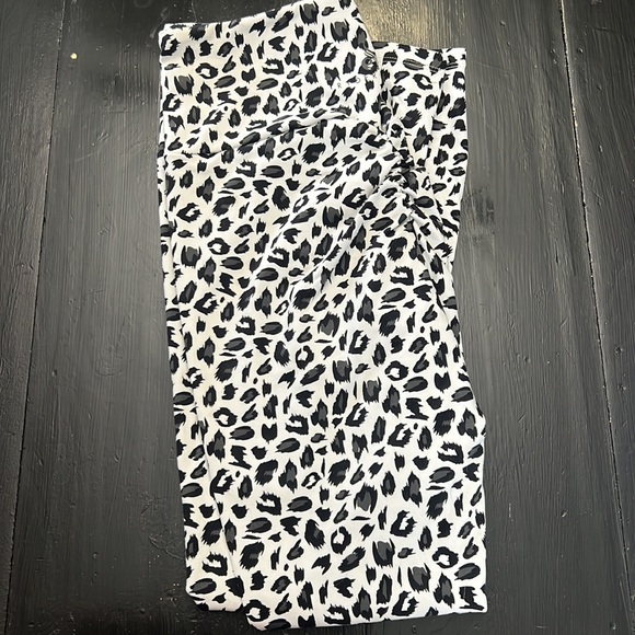 Ryderwear sports bra & leggings. Peach color brand is NVGTN - Picture 5 of 6